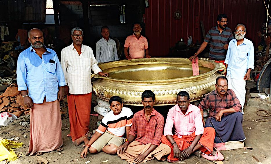 അമ്പലപ്പുഴ ശ്രീകൃഷ്ണസ്വാമി ക്ഷേത്രത്തിൽ പാൽപായസം  തയ്യാറാക്കാൻ നിർമിച്ച  വാർപ്പിനൊപ്പം ശിൽപി അനന്തൻ  ആചാരിയും തൊഴിലാളികളും