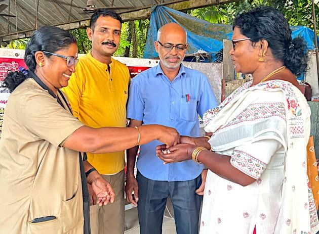 കെഎസ്ആർടിസി ബസിൽ നിന്ന് ലഭിച്ച സ്വർണ ചെയിൻ കണ്ടക-്ടർ  സി വി ദീപയും ഡ്രൈവർ പി എസ് ജയനും ചേർന്ന് ഉടമയ-്ക്ക് കൈമാറുന്നു   
