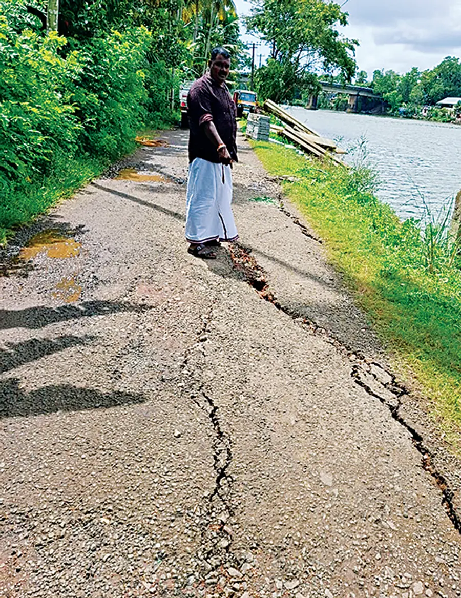 റോഡിന് വിള്ളൽ