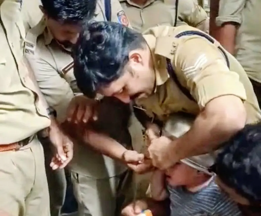 രണ്ടുവയസ്സുകാരന്റെ തലയിൽ കുടുങ്ങിയ പാത്രം അഗ്നിരക്ഷാസേന
മുറിച്ചുമാറ്റുന്നു