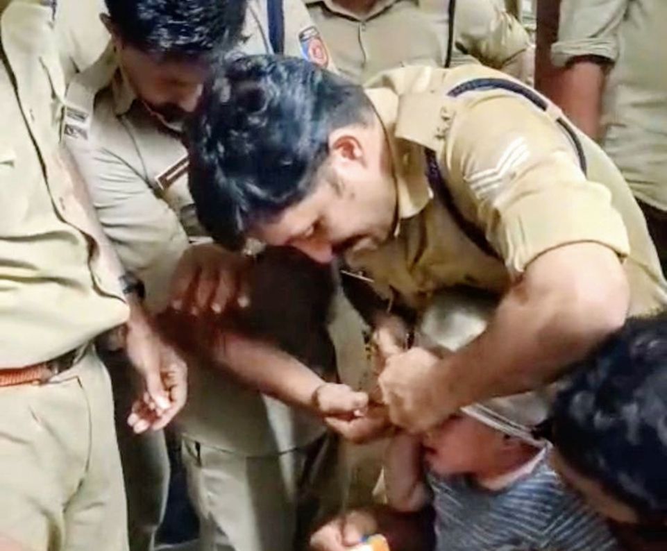 രണ്ടുവയസ്സുകാരന്റെ തലയിൽ കുടുങ്ങിയ പാത്രം അഗ്നിരക്ഷാസേന  മുറിച്ചുമാറ്റുന്നു 