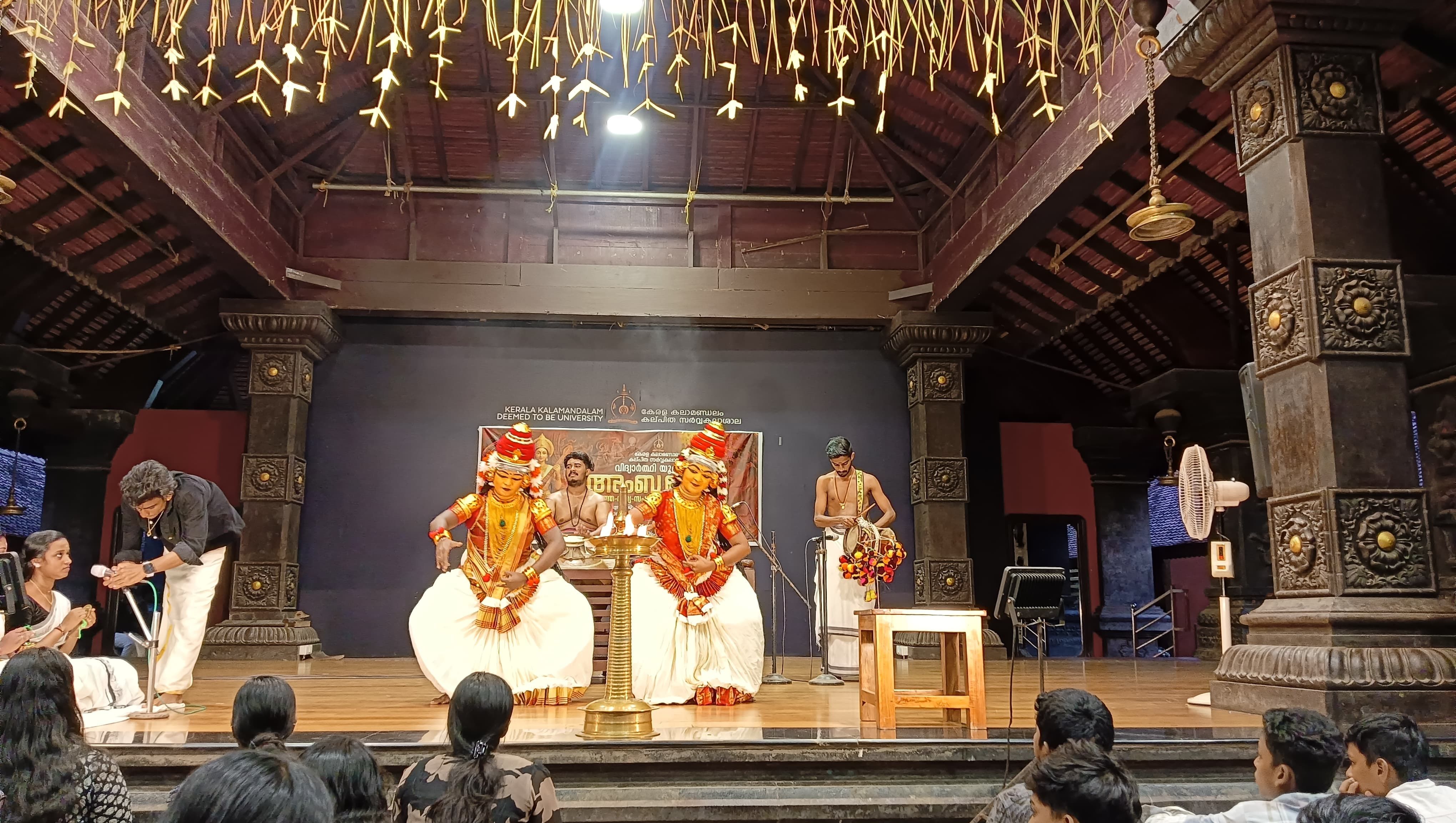 കേരള കലാമണ്ഡലത്തിൽ അംബാ ഫെസ്റ്റിന്റെ ഭാഗമായി അരങ്ങേറിയ ഉദ്യാന വർണന കൂടിയാട്ടം