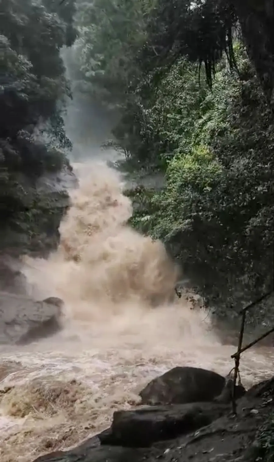 മീൻവല്ലം വെള്ളച്ചാട്ടത്തിലെ ശക്തമായ മലവെള്ളപ്പാച്ചിൽ