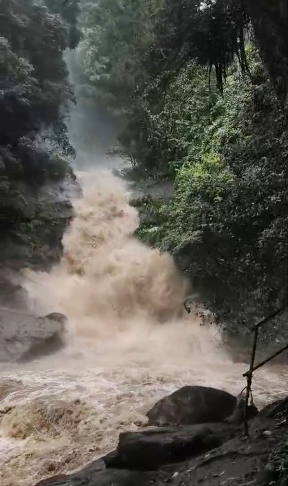 മീൻവല്ലം വെള്ളച്ചാട്ടത്തിലെ ശക്തമായ മലവെള്ളപ്പാച്ചിൽ