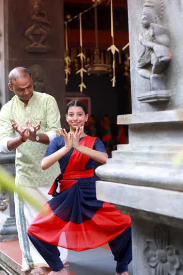 സാബ്രിക്ക് അധ്യാപകൻ അനിൽകുമാർ പരിശീലനം നൽകുന്നു