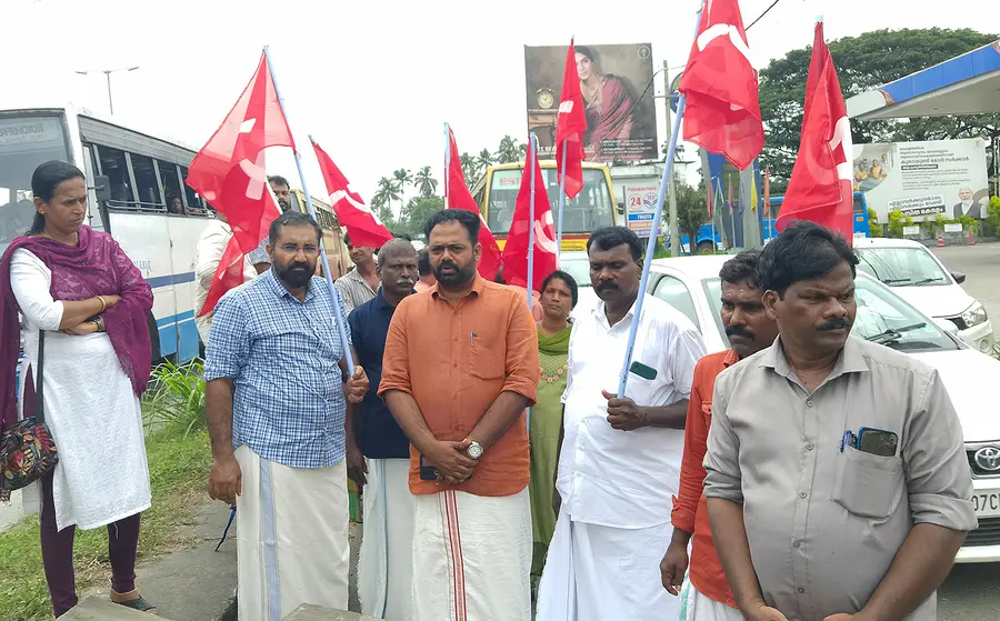 സർവീസ് റോഡിലൂടെയുള്ള ഗതാഗതം തടഞ്ഞ നടപടിക്കെതിരെ സിപിഐ എം നേതൃത്വത്തിൽ നടത്തിയ സമരം
കൊടകര ഏരിയ കമ്മിറ്റിയംഗം ഇ കെ അനൂപ് ഉദ്ഘാടനം ചെയ്യുന്നു