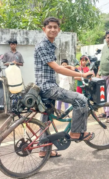 അഫ്സൽ മോട്ടോർ ഘടിപ്പിച്ച സൈക്കിളിൽ