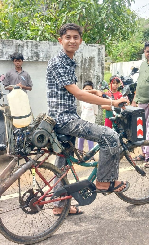 അഫ്സൽ മോട്ടോർ ഘടിപ്പിച്ച സൈക്കിളിൽ