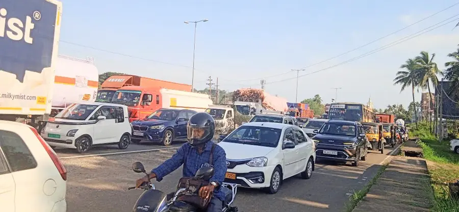 പുതുക്കാട് ആമ്പല്ലൂർ പാതയിലെ തിങ്കളാഴ്ച വൈകിട്ട് അനുഭവപ്പെട്ട ഗതാഗതക്കുരുക്ക്