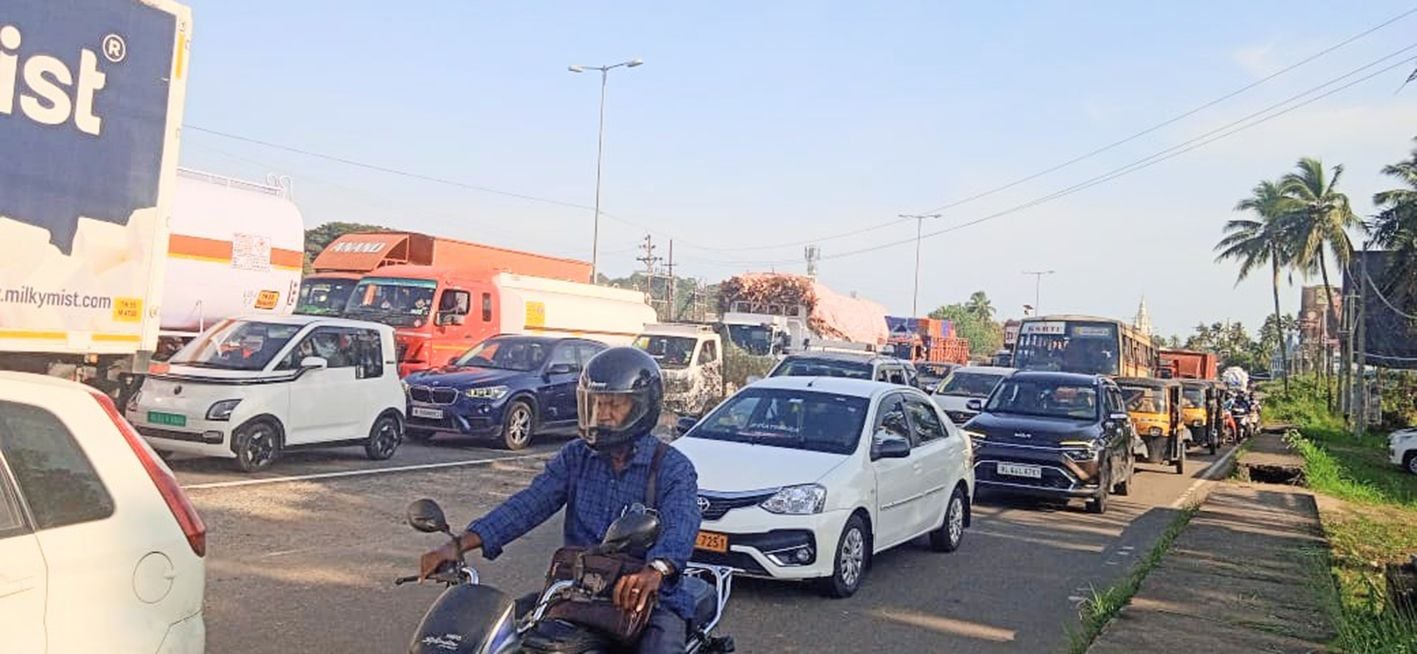 പുതുക്കാട് ആമ്പല്ലൂർ പാതയിലെ തിങ്കളാഴ്ച വൈകിട്ട് അനുഭവപ്പെട്ട ഗതാഗതക്കുരുക്ക് 