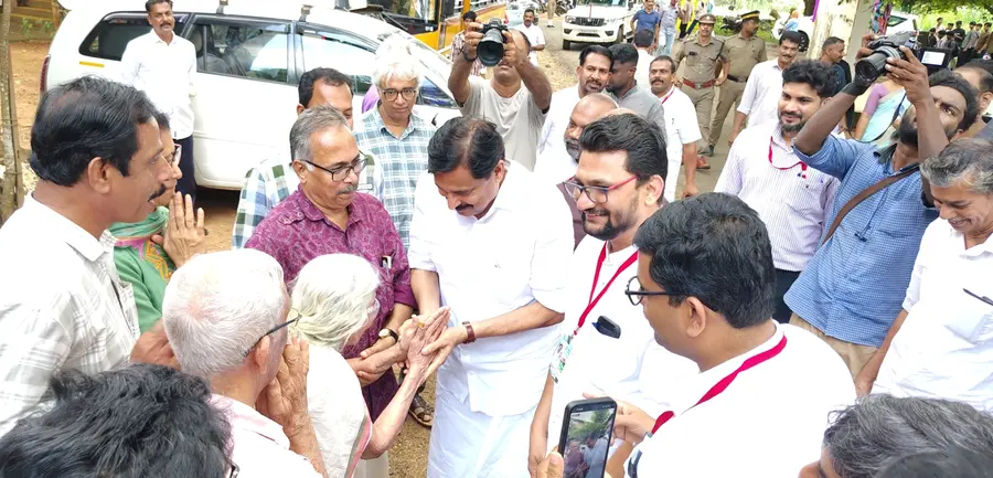 കവി പി കുഞ്ഞിരാമൻ നായരുടെ കുടുംബാംഗങ്ങളുമായി മന്ത്രി അബ്ദുറഹിമാൻ, മുഹമ്മദ് മുഹസിൻ എംഎൽഎ എന്നിവർ  സംസാരിക്കുന്നു