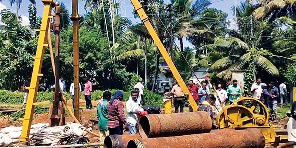 ഓവർഹെഡ് ടാങ്ക് നിർമാണത്തിനുള്ള ടെസ്‌റ്റ്‌ പൈലിങ്‌ പ്രവൃത്തികൾ പഞ്ചായത്ത് പ്രസിഡന്റ്‌ ടി ടി സത്യദാസ് ഉദ്‌ഘാടനംചെയ്യുന്നു