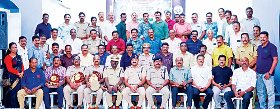 സർവീസിൽ നിന്ന് വിരമിക്കുന്ന ജില്ലയിലെ പൊലീസ് ഉദ്യോഗസ്ഥർക്ക് കെപിഎ, കെപിഒഎ ജില്ലാ കമ്മിറ്റികളുടെ നേതൃത്വത്തിൽ യാത്രയയപ്പ് നൽകിയപ്പോൾ