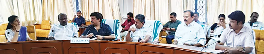 കെഎസ്ആർടിസി ബസ് സ്റ്റേഷന്റെ നിർമാണവുമായി ബന്ധപ്പെട്ട് മന്ത്രിമാരായ കെ ബി ഗണേഷ്കുമാർ, സജി ചെറിയാൻ, യു പ്രതിഭ എംഎൽഎ എന്നിവരുടെ സാന്നിധ്യത്തിൽ ചേർന്ന ഉന്നതതല യോഗം