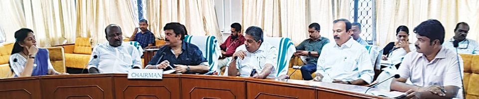 കെഎസ്ആർടിസി ബസ് സ്‌റ്റേഷന്റെ നിർമാണവുമായി ബന്ധപ്പെട്ട് മന്ത്രിമാരായ കെ ബി ഗണേഷ്‌കുമാർ, സജി ചെറിയാൻ, യു പ്രതിഭ എംഎൽഎ എന്നിവരുടെ സാന്നിധ്യത്തിൽ ചേർന്ന ഉന്നതതല യോഗം