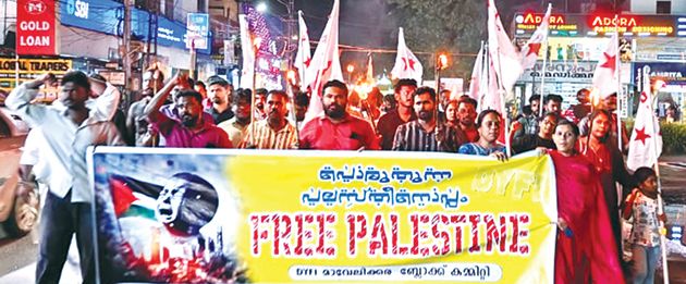 ഡിവൈഎഫ്ഐ മാവേലിക്കര ബ്ലോക്ക് കമ്മിറ്റി സംഘടിപ്പിച്ച നൈറ്റ് മാർച്ച്