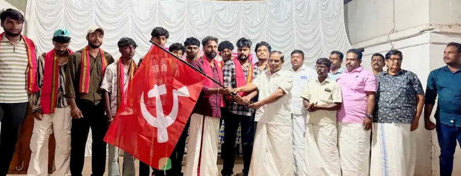 ഹരിപ്പാട് മണിമംഗലത്ത് ആർഎസ്എസ് വിട്ടുവന്നവരെ സിപിഐ എം ജില്ലാ സെക്രട്ടറിയറ്റ് അംഗം എം സത്യപാലൻ  ചെങ്കൊടി നൽകി സ്വീകരിക്കുന്നു