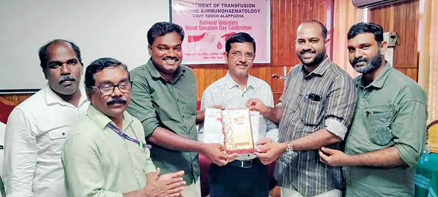 ജില്ലയിൽ ഏറ്റവും കൂടുതൽ രക്തം ദാനംചെയ്ത സംഘടനയ്ക്കുള്ള അവാർഡ് മെഡിക്കൽ കോളേജ് പ്രിൻസിപ്പൽ
ഡോ. പദ്മകുമാർ, സൂപ്രണ്ട് ഡോ. ഹരികുമാർ എന്നിവരിൽനിന്ന് ഡിവൈഎഫ്ഐ ജില്ലാ പ്രസിഡന്റ് എസ് സുരേഷ്കുമാർ, സംസ്ഥാന കമ്മിറ്റി അംഗം സി ശ്യാംകുമാർ എന്നിവർ ചേർന്ന് ഏറ്റുവാങ്ങുന്നു
