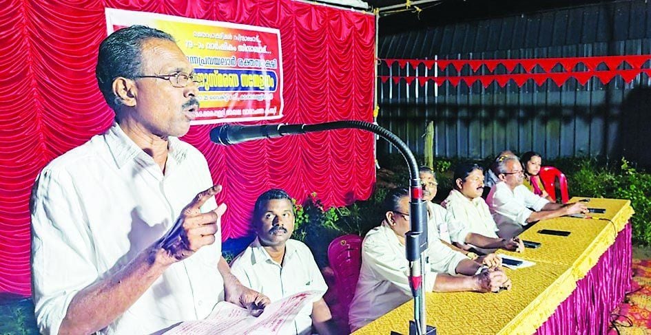കടക്കരപ്പള്ളി മേഖലാ വാരാചരണ കമ്മിറ്റി സംഘടിപ്പിച്ച പുന്നപ്ര വയലാർ അനുസ്‌മരണം സിപിഐ എം ജില്ലാ സെക്രട്ടറിയറ്റ് അംഗം കെ എച്ച്  ബാബുജാൻ ഉദ്ഘാടനംചെയ്യുന്നു