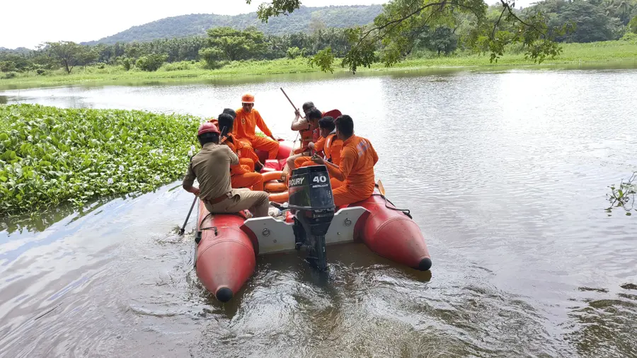 ഭാരതപ്പുഴ ലക്കിടിയിൽ അഗ്നിശമന സേനാംഗങ്ങൾ തിരച്ചിൽ നടത്തുന്നു