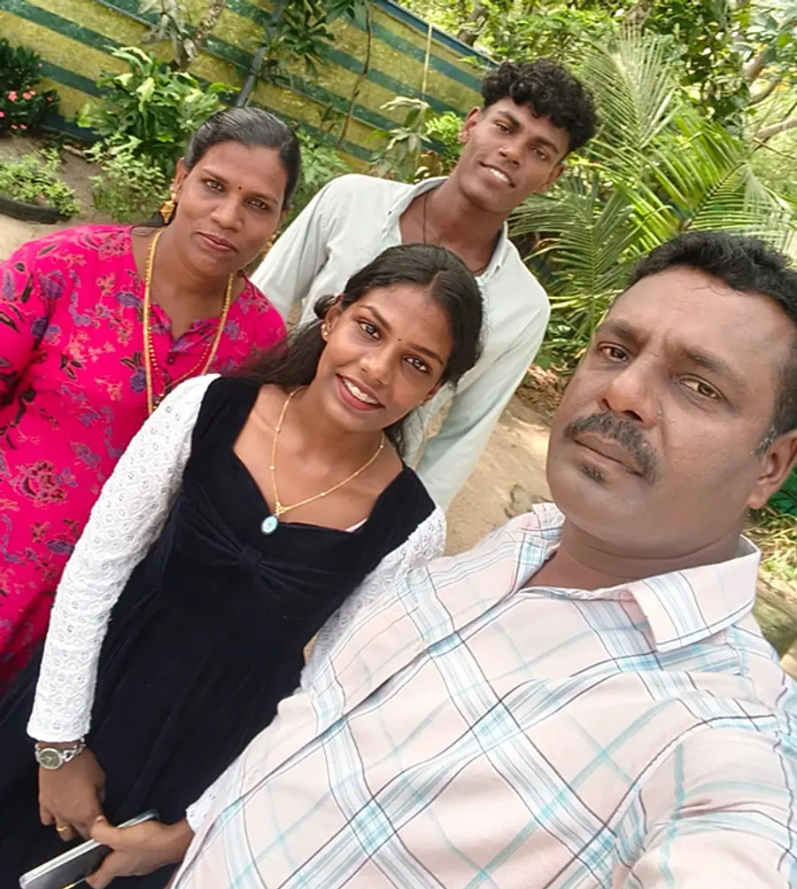 അതുൽ കുടുംബത്തിനൊപ്പം