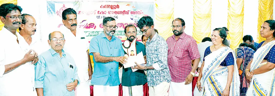 ഉന്നതവിജയം കരസ്ഥമാക്കിയ വിദ്യാർത്ഥികളെ കണ്ടല്ലൂർ സർവീസ് സഹകരണ ബാങ്ക് പ്രസിഡന്റ് എസ് സുനിൽകുമാർ അനുമോദിക്കുന്നു