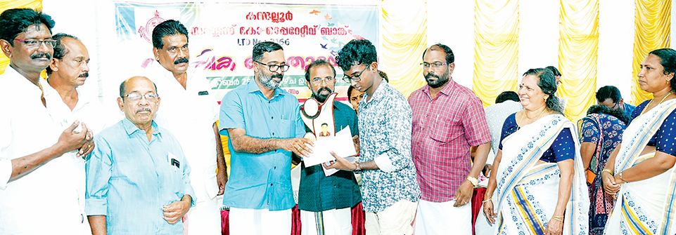 ഉന്നതവിജയം കരസ്ഥമാക്കിയ വിദ്യാർത്ഥികളെ കണ്ടല്ലൂർ സർവീസ് സഹകരണ ബാങ്ക് പ്രസിഡന്റ് എസ് സുനിൽകുമാർ അനുമോദിക്കുന്നു