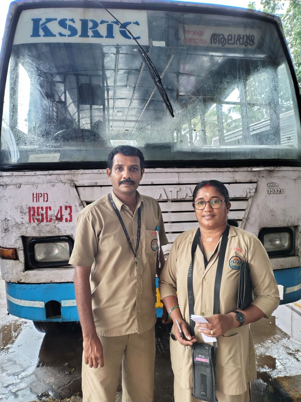 ഡ്രൈവർ പി എസ്‌ ജയനും  കണ്ടക-്‌ടർ സി വി ദീപയും