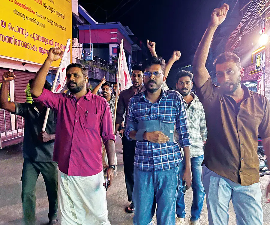ഡിവൈഎഫ്ഐ ജില്ലാ സെക്രട്ടറി ജെയിംസ് ശമുവേലിന്റെ നേതൃത്വത്തിൽ
ഹരിപ്പാട് ടൗണിൽ നടത്തിയ ആഹ്ലാദപ്രകടനം