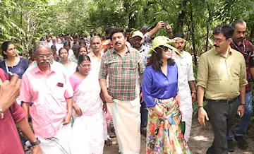 ആംഫി തിയറ്റർ ഒരുക്കങ്ങൾക്കായി മന്ത്രി കെ ബി ഗണേഷ‍്കുമാർ പാതിരാമണൽ ദ്വീപ് സന്ദർശിച്ചപ്പോൾ (ഫയൽ ചിത്രം)