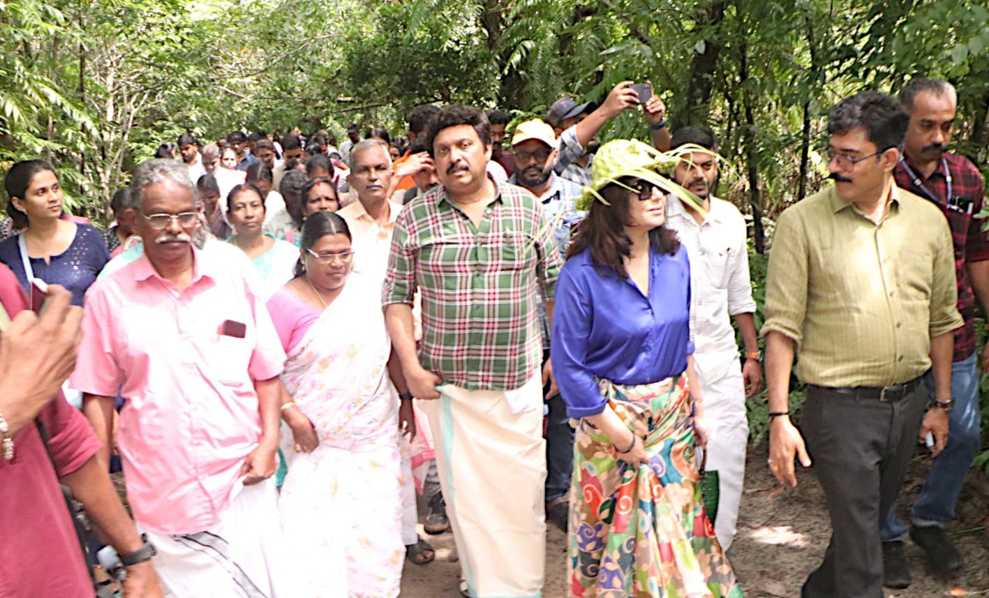 ആംഫി തിയറ്റർ ഒരുക്കങ്ങൾക്കായി മന്ത്രി കെ ബി ഗണേഷ‍്കുമാർ പാതിരാമണൽ ദ്വീപ് സന്ദർശിച്ചപ്പോൾ (ഫയൽ ചിത്രം)