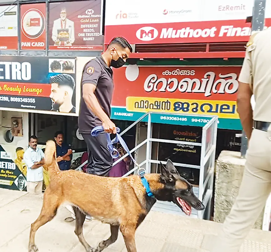 വിരലടയാള വിദഗ്ധരും ഡോഗ്സ്കോഡും  രാമങ്കരിയിൽ എത്തിയപ്പോൾ