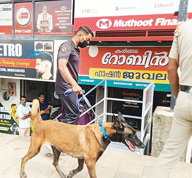 വിരലടയാള വിദഗ്ധരും ഡോഗ്സ്കോഡും  രാമങ്കരിയിൽ എത്തിയപ്പോൾ