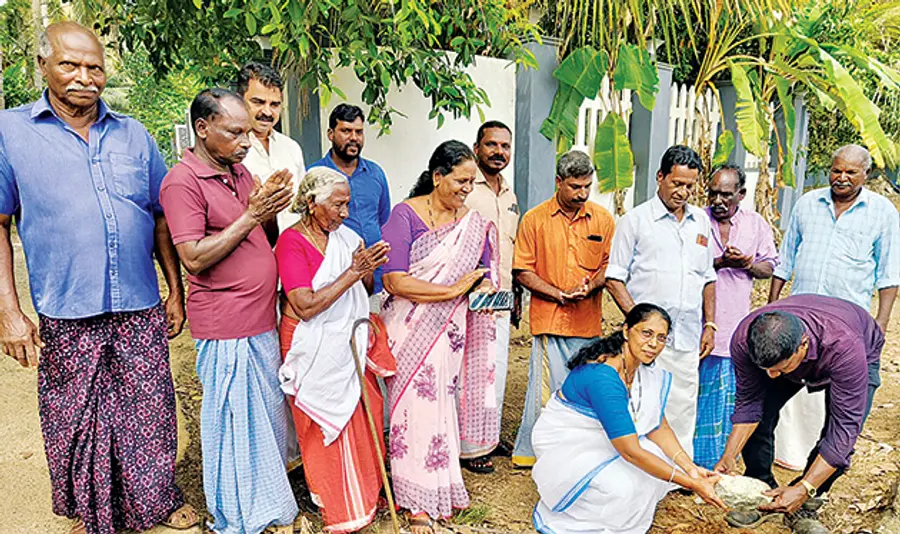 അൻപതിൽചിറമുതൽ ശ്രീകണ്ടംപറമ്പുവരെയുള്ള റോഡ് കോൺക്രീറ്റിങ് ജില്ലാ പഞ്ചായത്ത് സ്ഥിരംസമിതി അധ്യക്ഷ ബിനു ഐസക് രാജു ഉദ്ഘാടനംചെയ്യുന്നു