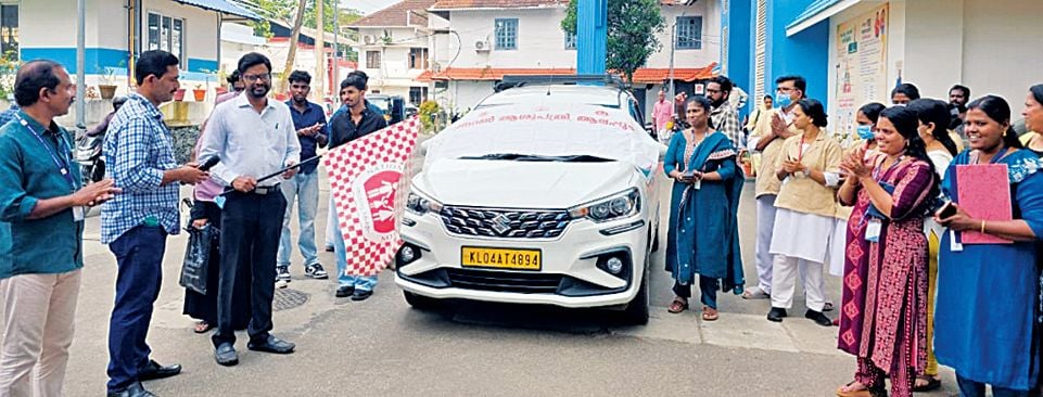 ഡോക്‌സി വാഗൺ പര്യടനം ജനറൽ ആശുപത്രി ഡെപ്യൂട്ടി സൂപ്രണ്ട് ഡോ. കെ വേണുഗോപൽ  ഫ്ലാഗ് ഓഫ്‌ ചെയ്യുന്നു