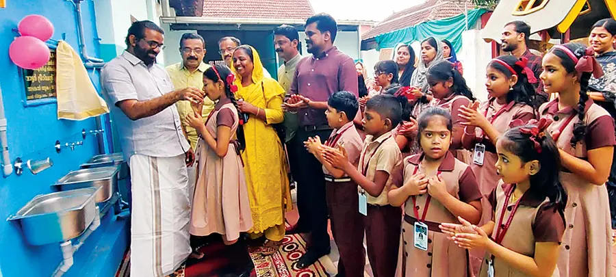 ലജ്നത്തുൽ മുഹമ്മദിയ്യ എൽപി സ്‌കൂളിൽ സ്ഥാപിച്ച വാട്ടർ ട്രീറ്റ്മെൻ്റ് പ്ലാന്റ്‌ എച്ച് സലാം എംഎൽഎ ഉദ്ഘാടനംചെയ്യുന്നു