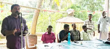 കിഴക്കരിയിൽ പ്രചാരണ കാൽനടജാഥ ഏരിയ സെക്രട്ടറി സി പി ബ്രീവൻ ഉദ്ഘാടനംചെയ്യുന്നു