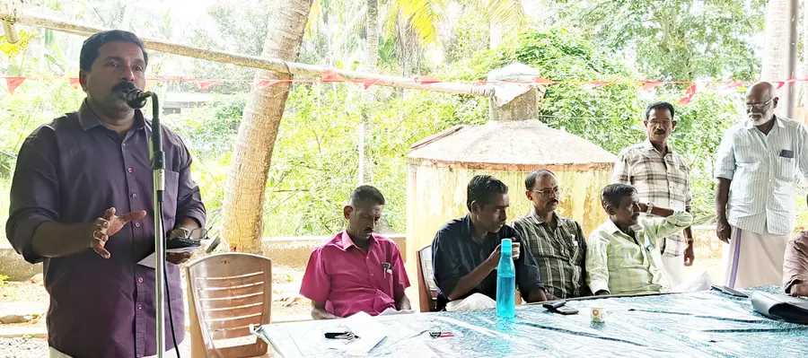 കിഴക്കരിയിൽ പ്രചാരണ കാൽനടജാഥ ഏരിയ സെക്രട്ടറി സി പി ബ്രീവൻ ഉദ്ഘാടനംചെയ്യുന്നു