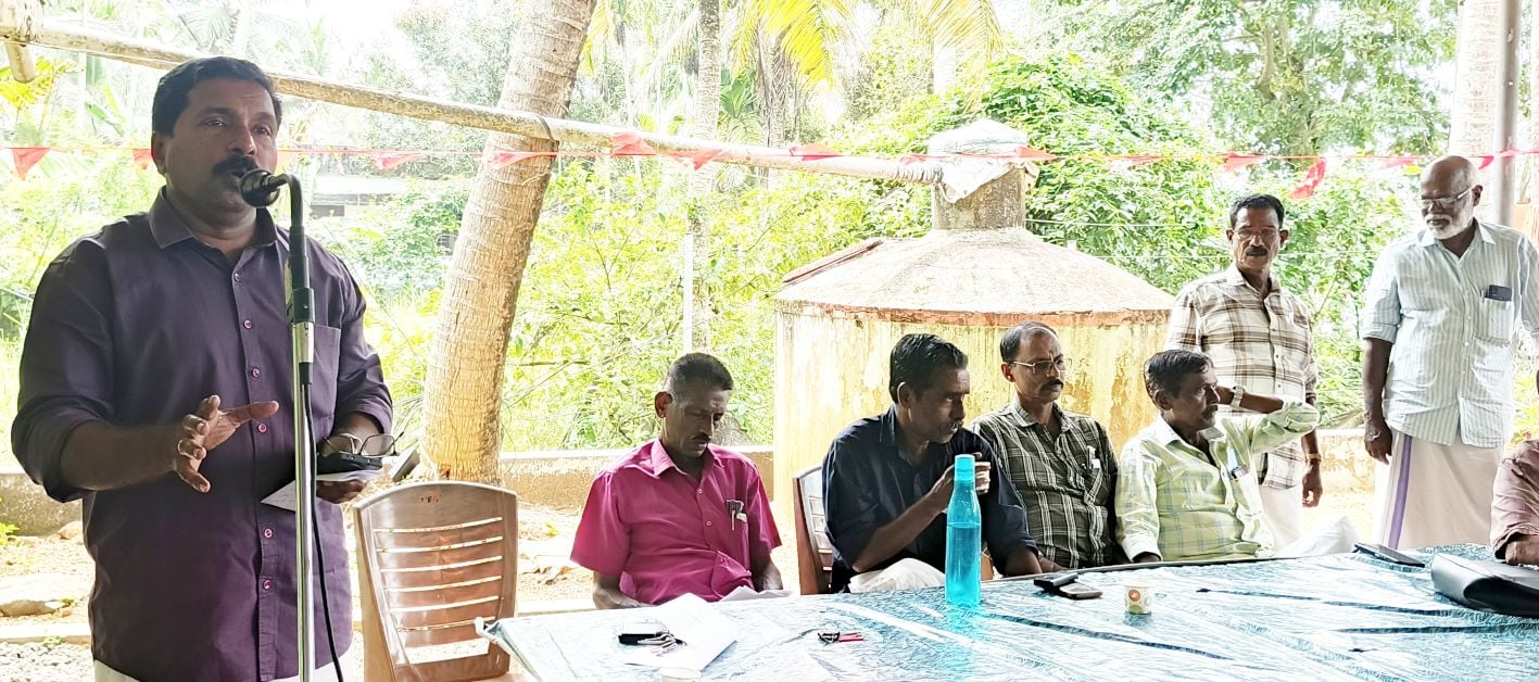 കിഴക്കരിയിൽ പ്രചാരണ കാൽനടജാഥ ഏരിയ സെക്രട്ടറി സി പി ബ്രീവൻ ഉദ്ഘാടനംചെയ്യുന്നു