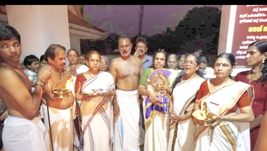 മനക്കൊടി അയ്യപ്പസ്വാമി ക്ഷേത്രത്തിൽ സമർപ്പിക്കാനുള്ള പഞ്ചലോഹ വിഗ്രഹവുമായുള്ള ഘോഷയാത്ര ക്ഷേത്ര സന്നിധിയിൽ എത്തിയപ്പോള്