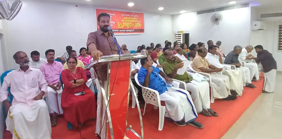 എൽഡിഎഫ് വടക്കാഞ്ചേരി നഗരസഭാ സ്ഥാനാർഥി പ്രഖ്യാപനം സേവ്യർ ചിറ്റിലപ്പിള്ളി എംഎൽഎ ഉദ്ഘാടനം ചെയ്യുന്നു