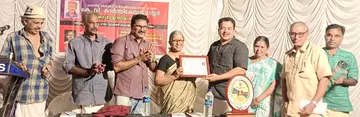എഴുത്തോല- കെ വി കാർത്തികേയൻ മാസ്റ്റർ അവാർഡ് വി എം ഗിരിജയ്ക്ക് കെ പ്രേംകുമാർ എംഎൽഎ സമ്മാനിക്കുന്നു