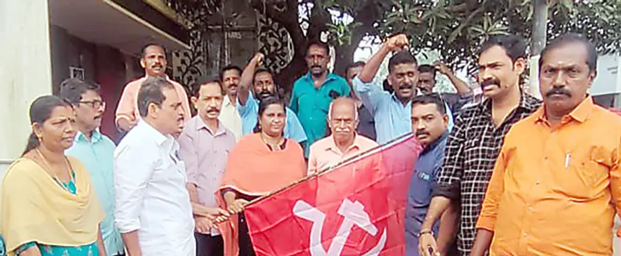 കോൺഗ്രസ് വിട്ട് സിപിഐ എമ്മിനൊപ്പം പ്രവർത്തിക്കാൻ തീരുമാനിച്ചവരെ
ഏരിയ കമ്മിറ്റിഅംഗം സി വിജയൻ
പാർടി പതാക നൽകി സ്വീകരിക്കുന്നു