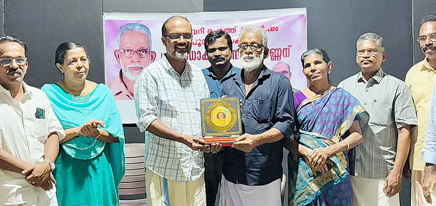 ക്ലാപ്പന ഇ എം എസ്‌ ലൈബ്രറി  രാധാകൃഷ്ണനെ ആദരിക്കുന്നു