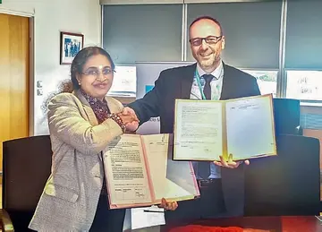 അമൃത സർവകലാശാലാ പ്രൊ വൈസ് ചാൻസലർ  ഡോ. മനീഷ വി രമേഷ് ഐഎംടി അറ്റ്‌ലാന്റിക് പ്രസിഡന്റ് പ്രൊഫ. ക്രിസ്‌റ്റോഫ് ലെറൂജ് എന്നിവർ ധാരണപത്രം കൈമാറുന്നു