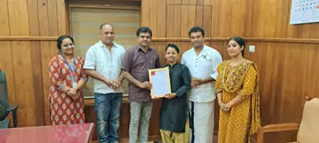 കലാമണ്ഡലം ഭരതനാട്യം ഹ്രസ്വകാല കോഴ്സിൽ പഠനം പൂർത്തിയാക്കിയ ഡാനിയേൽ എൽദോ ജോസിന്  കേരള കലാമണ്ഡലം രജിസ്ട്രാർ ഡോ. പി രാജേഷ് കുമാർ സർട്ടിഫിക്കറ്റ് നല്‍കുന്നു