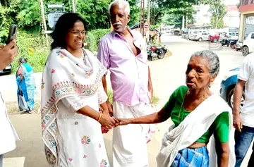 വെട്ടിക്കവല ഡിവിഷൻ എൽഡിഎഫ് സ്ഥാനാർഥി അഡ്വ. സിതാര ലൂക്കോസ് പര്യടനത്തിനിടെ