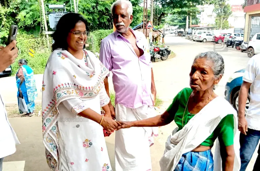 വെട്ടിക്കവല ഡിവിഷൻ എൽഡിഎഫ്‌  സ്ഥാനാർഥി അഡ്വ. സിതാര ലൂക്കോസ് പര്യടനത്തിനിടെ 