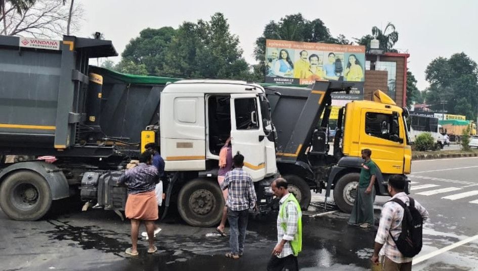 ദേശീയപാത നന്തിക്കരയിൽ കൂട്ടിയിടിച്ച ടോറസ് ലോറികൾ 
