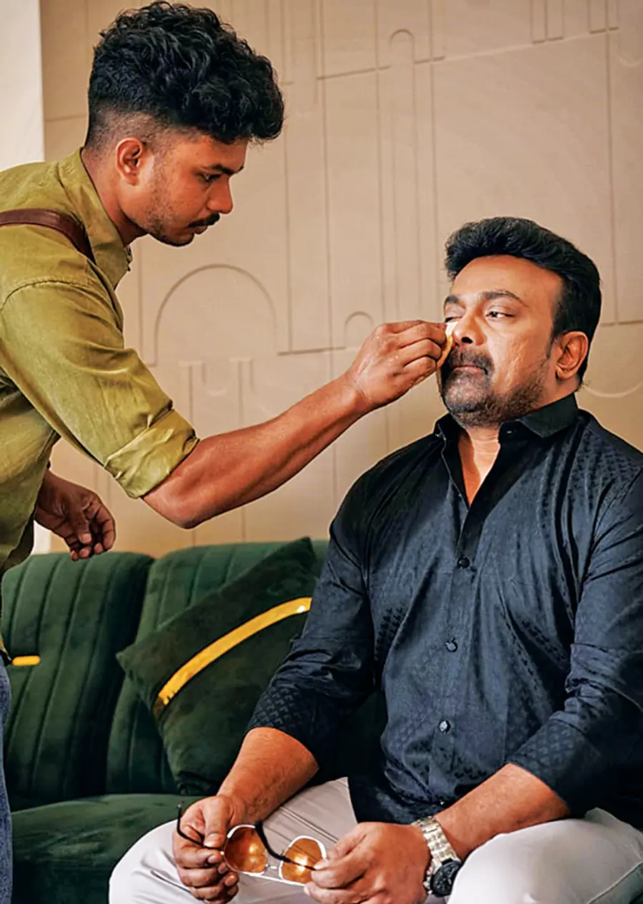 രഹൻ അശോക് കലാഭവൻ  ഷാജോണിന്‌ മേക്കപ്പിടുന്നു  ​ ​